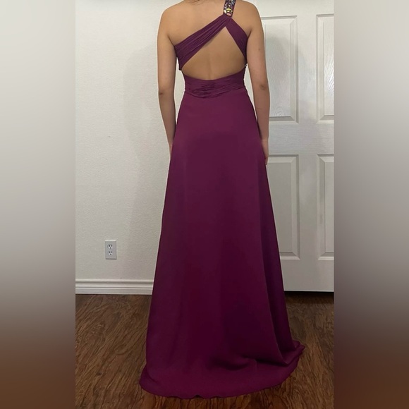 Kasey J Evening Gown with Leg Split (Pantone color) Size 2 - Picture 4 of 8